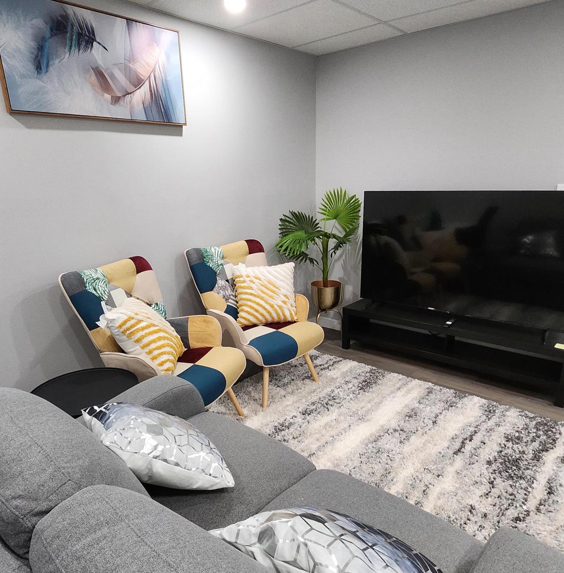 Entire Basement Suite With Private Entrance วินนิเพก ภายนอก รูปภาพ